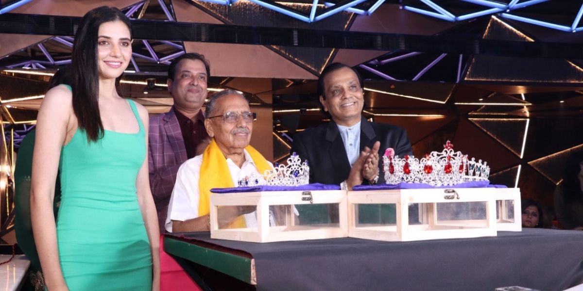 The ambassador of the new season, Ankita Khandal revealing the second season crowns with Jagdeesh Chandra and SVAR Fine Jewellery founder, Rajendra Jain